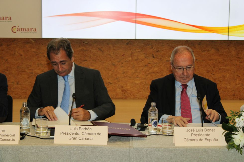 Firma AFRICO_ Jos&eacute; Luis Bonet, presidente de C&aacute;mara de Espa&ntilde;a y Luis Padr&oacute;n, presidente de la C&aacute;mara de Comercio de Gran Canaria