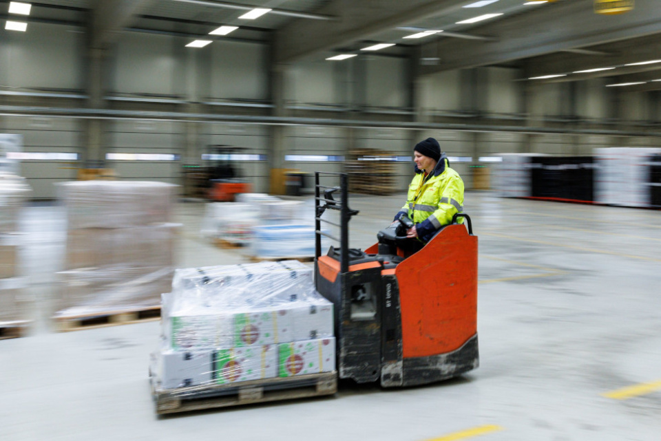 DHL Express destaca por su fuerte compromiso con la comunidad y sus iniciativas de responsabilidad corporativa.
