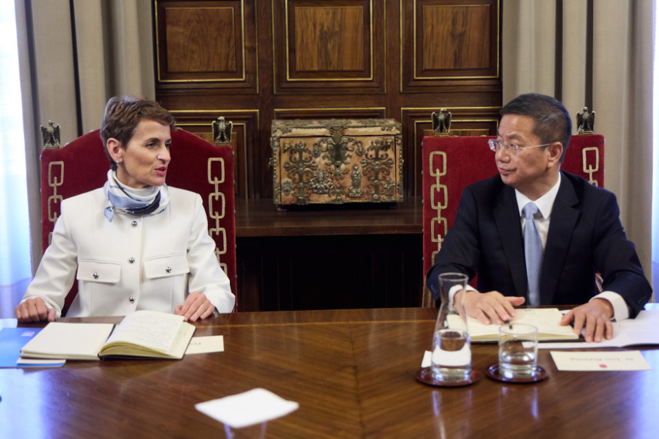 La Presidenta de Navarra, Mar&iacute;a Chivite, junto al presidente de Energy China Engineering Group, Luo Bixiong.