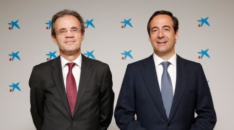 Jordi Gual, presidente de CaixaBank, y Gonzalo Gortázar, consejero delegado de CaixaBank. Jordi Gual, presidente de CaixaBank, y Gonzalo Gortázar, consejero delegado de CaixaBank.