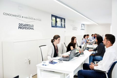 Alumnos de Postgrado en la Unidad de Desarrollo Profesional (UDP) de ESIC. Alumnos de Postgrado en la Unidad de Desarrollo Profesional (UDP) de ESIC.