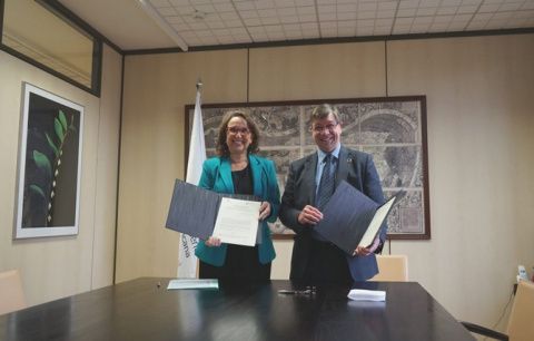 El acuerdo fue suscrito por la secretaria general iberoamericana, Rebeca Grynspan, y el director de la Fundaci&oacute;n Carolina, Jos&eacute; Antonio Sanahuja, en la sede de la SEGIB en Madrid.