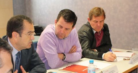 En una imagen de archivo, Jos&eacute; Garc&iacute;a G&oacute;mez (presidente de Agrupal), Juan Mar&iacute;n Bravo (presidente de Proexport) y Mariano Zapata (presidente Sectorial Alh&oacute;ndigas de Proexport).