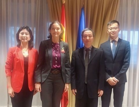 Ministra Reyes Maroto con Li Xiaoping y Jennifer Zhang.