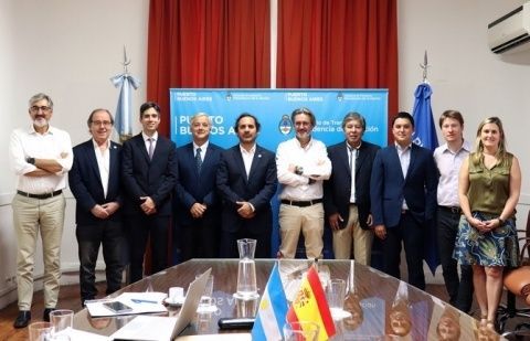 Imagen de los alumnos que presentaron su TFM junto a los miembros del Tribunal de Evaluación. Imagen de los alumnos que presentaron su TFM junto a los miembros del Tribunal de Evaluación.