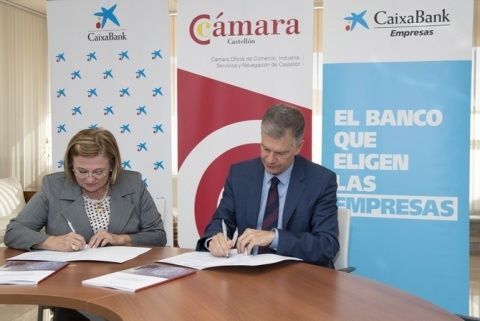 La firma por parte de la presidenta de la C&aacute;mara, M&ordf;. Dolores Guillam&oacute;n y el director territorial de CaixaBank en la Comunitat Valenciana.