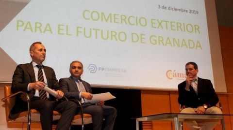 El director de Comunicación y Relaciones Externas de Bankia Andalucía, José Antonio González Morales; el delegado de Educación, Deporte, Igualdad, Políticas Sociales y Conciliación de la Junta en Granada, A El director de Comunicación y Relaciones Externas de Bankia Andalucía, José Antonio González Morales; el delegado de Educación, Deporte, Igualdad, Políticas Sociales y Conciliación de la Junta en Granada, A