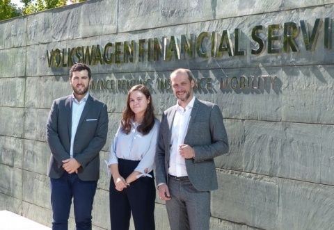 De izq a derecha: Aitor Tena, Director de RRHH y Organizaci&oacute;n de VWFS, Irene Sanz Marcos, estudiante dual de ADE de EWA y VWFS, Andr&eacute;s Antol&iacute;n, Director de EWA.