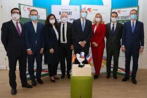 Participantes en la gala de los premios COCEF, entre los que se encuentra Víctor Granero, director de la sucursal de CaixaBank en Francia. Participantes en la gala de los premios COCEF, entre los que se encuentra Víctor Granero, director de la sucursal de CaixaBank en Francia.