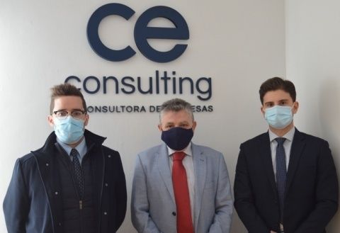 De izda. a dcha. Ander Vieira,  Javier Garc&iacute;a y Aitor Hern&aacute;ndez, tras la firma del acuerdo.