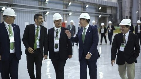 Ignacio Galán, presidente de Iberdrola, con empleados de Neoenergia en la inauguración de la central hidroeléctrica Baixo Iguaçú. Ignacio Galán, presidente de Iberdrola, con empleados de Neoenergia en la inauguración de la central hidroeléctrica Baixo Iguaçú.