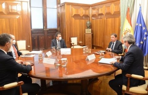 El encuentro entre el presidente de la FEV, Emilio Restoy, y el ministro de Agricultura, Pesca y Alimentaci&oacute;n, Luis Planas.