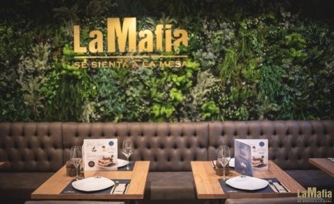 La Mafia se sienta a la mesa. La Mafia se sienta a la mesa.