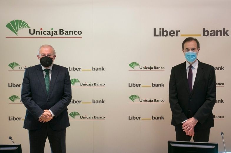 De izq. a derecha: Manuel Azuaga, Presidente de Unicaja Banco y Manuel Men&eacute;ndez, Consejero Delegado de Liberbank.