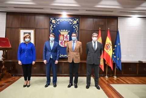 El presidente de la Junta ha asegurado en la reuni&oacute;n que los objetivos econ&oacute;micos de 2021 pasan por minimizar el impacto de la crisis econ&oacute;mica en el PIB.