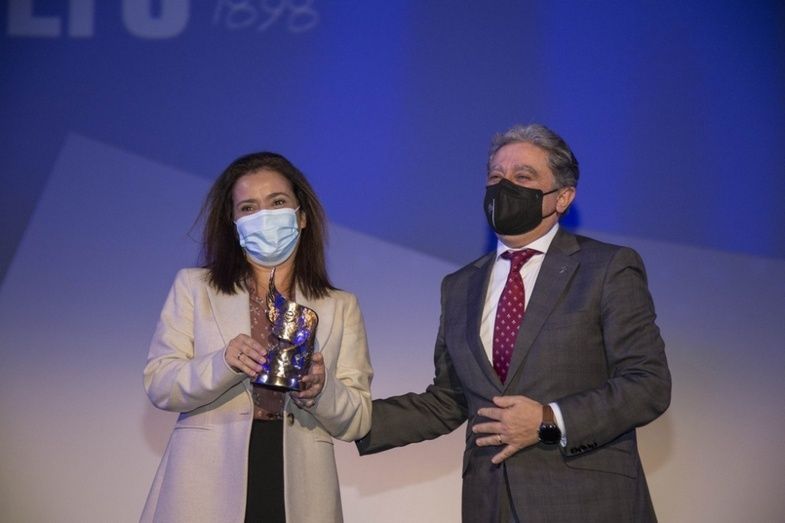 La presidenta de la compa&ntilde;&iacute;a, Reyes Queralt&oacute;, recibi&oacute; el galard&oacute;n de manos del secretario general de Acci&oacute;n Exterior, Enric Millo.