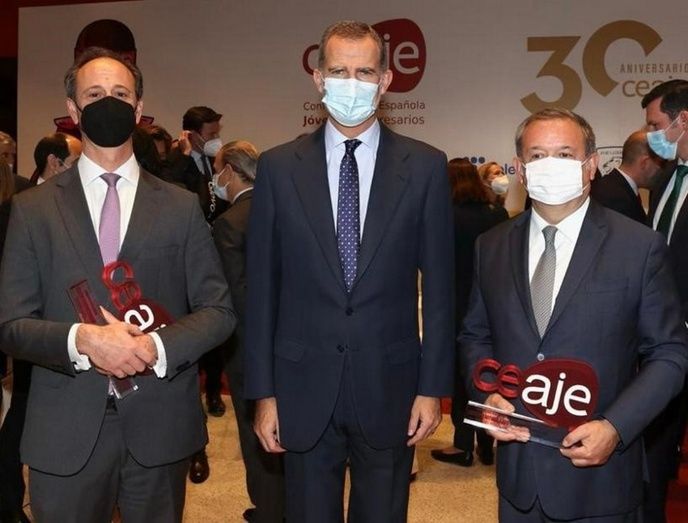 (&copy; Casa de S.M. el Rey) S.M. el Rey, el Srio. Permanente de CEIB, Narciso Casado y el Resp. de Econom&iacute;a y Empresas de SEGIB, Pablo Adri&aacute;n Hardy.
