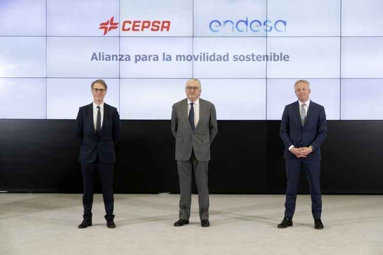 De izquierda a derecha: Philippe Boisseau, Consejero Delegado de Cepsa; Jos&eacute; Bogas, Consejero Delegado de Endesa y Maarten Wetselaar, nuevo CEO de Cepsa a partir del pr&oacute;ximo 1 de enero.
