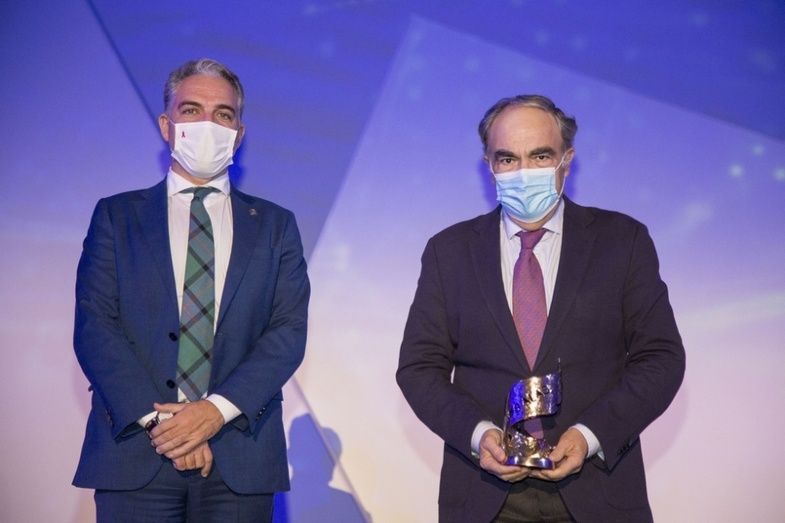 El presidente de Dcoop, Antonio Luque, recibi&oacute; el Premio.