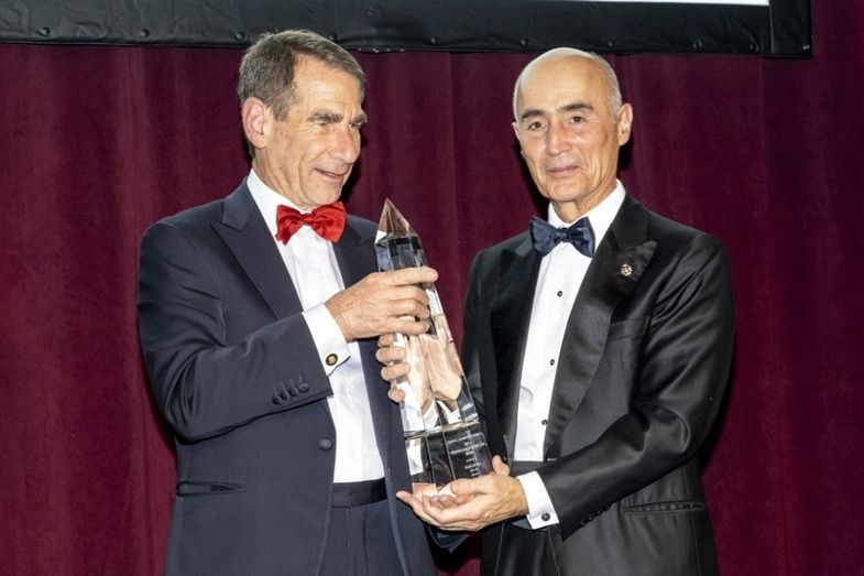 Rafael del Pino recibe el Premio. Rafael del Pino recibe el Premio.