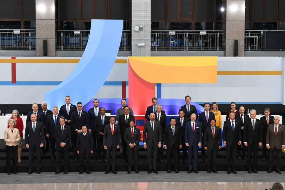 Foto de familia al inicio de la Cumbre de la Uni&oacute;n Europea y la Asociaci&oacute;n de Naciones del Sudeste Asi&aacute;tico (ASEAN) | Pool Moncloa/Fernando Calvo y Pool UE