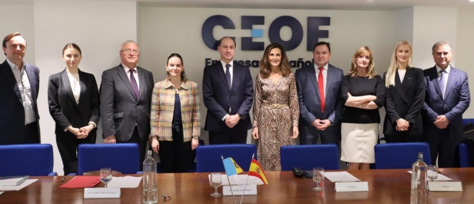 La presidenta de CEOE Internacional, Marta Blanco, junto al director general de Invest Moldova, Marin Ciobanu, y otros asistentes a la reuni&oacute;n.
