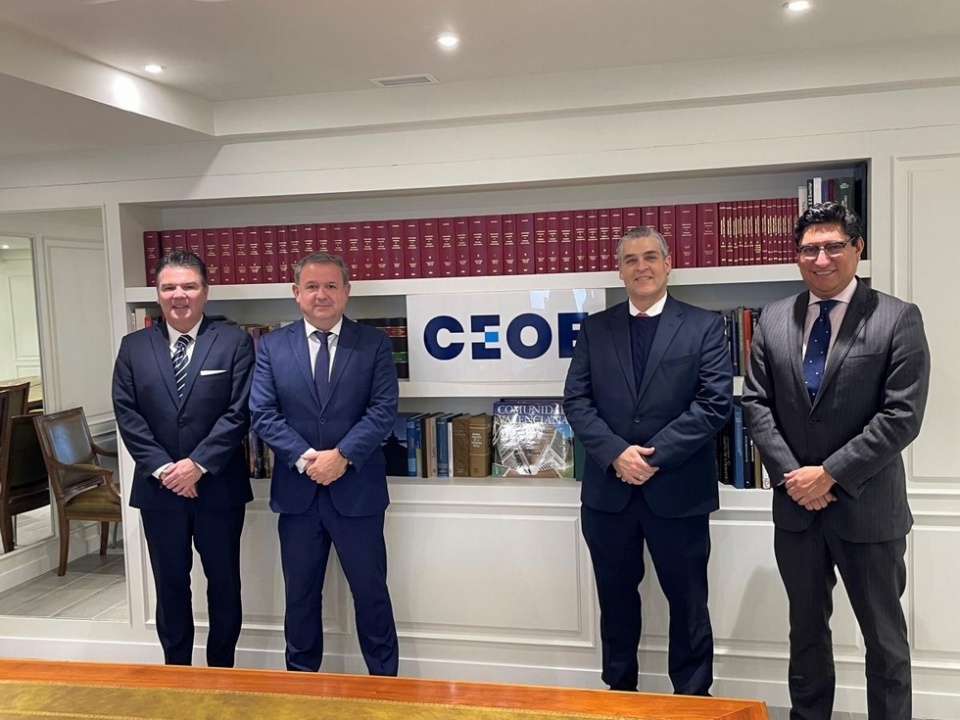 Iv&aacute;n Rivas y Narciso Casado junto al resto de participantes en la reuni&oacute;n mantenida en CEOE.