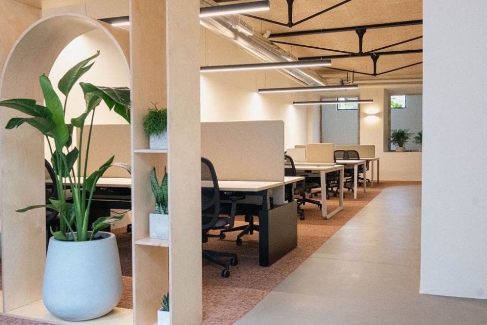 El showroom de Lisboa expone un nuevo concepto del espacio laboral, más humano y adaptado a las nuevas formas de trabajo. El showroom de Lisboa expone un nuevo concepto del espacio laboral, más humano y adaptado a las nuevas formas de trabajo.