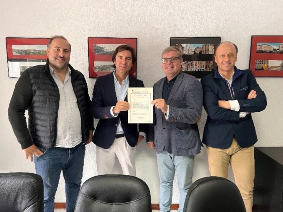 Firma de la compra de las sociedades Winworking por parte de Externa en la sede de Oporto (Sergio Carvalho, Pastor López ‘C.E.O. Externa’, Julio Monteiro y Fernando Berdugo ‘Director Gral. Externa’) Firma de la compra de las sociedades Winworking por parte de Externa en la sede de Oporto (Sergio Carvalho, Pastor López ‘C.E.O. Externa’, Julio Monteiro y Fernando Berdugo ‘Director Gral. Externa’)