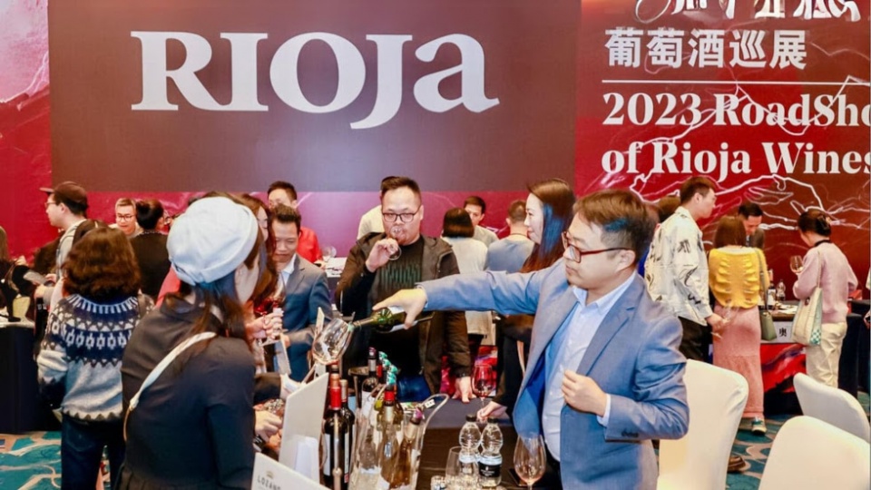Éxito de participación en los salones para profesionales de Rioja celebrados en China, con más de 1.400 asistentes. Éxito de participación en los salones para profesionales de Rioja celebrados en China, con más de 1.400 asistentes.
