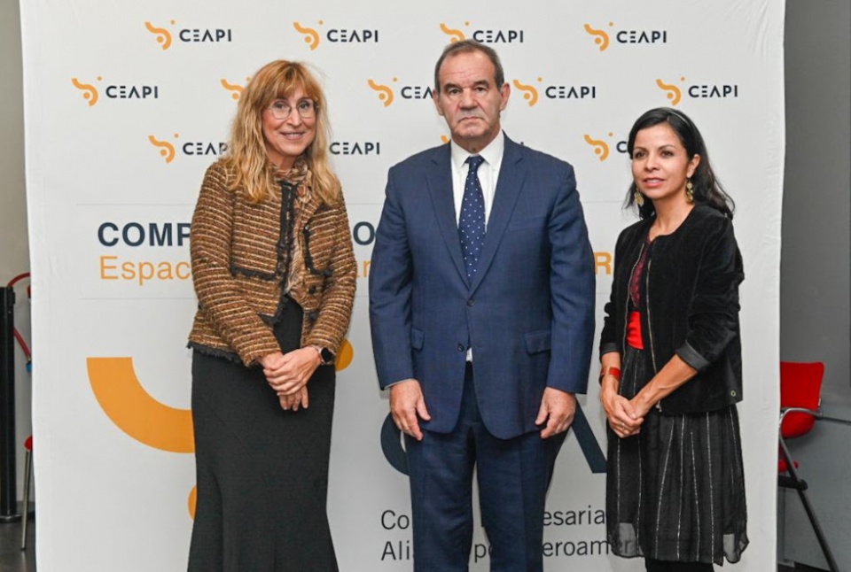 N&uacute;ria Vilanova, presidenta de CEAPI, Andr&eacute;s Allamand, Secretario General Iberoamericano (SEGIB), y Erika Rodr&iacute;guez Pinz&oacute;n, autora del informe e investigadora del Instituto Complutense de Estudios.