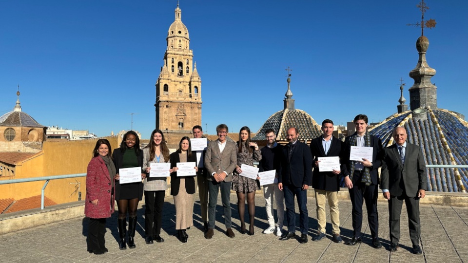 El consejero Luis Alberto Mar&iacute;n junto con los j&oacute;venes becados por el Info.