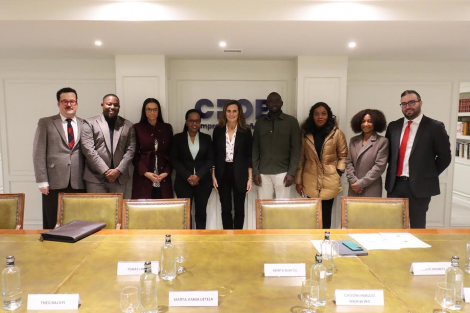 La presidenta de CEOE Internacional, Marta Blanco, junto a participantes del programa de visitantes &Aacute;frica 2023.