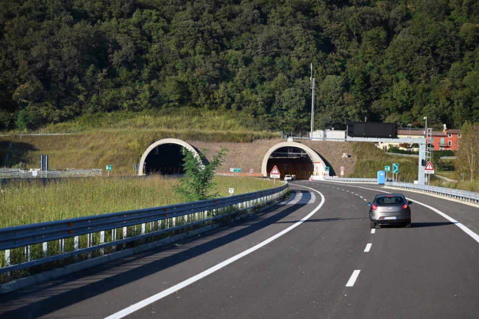 La autopista ha sido dise&ntilde;ada con las &uacute;ltimas innovaciones en seguridad, tecnolog&iacute;a y sostenibilidad, y cuenta con un bajo impacto ambiental.