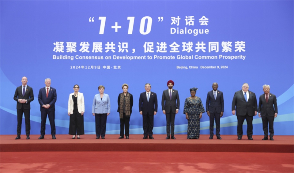 El primer ministro chino, Li Qiang, sostiene el di&aacute;logo "1+10" con los jefes de 10 organizaciones econ&oacute;micas internacionales.