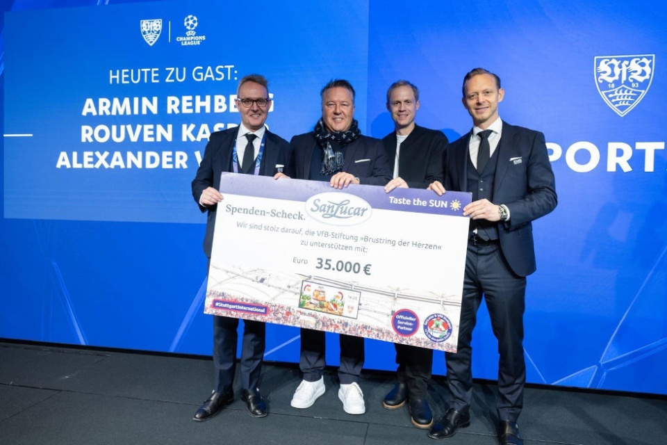 Alexander Wehrle, presidente de la Junta Directiva del VfB Stuttgart; Armin Rehberg, CEO de SanLucar; Dominik Wehner, director Comercial de SanLucar Alemania; Rouven Kasper, miembro de la Junta Directiva para Marketing y Ventas del VfB Stuttgart. Alexander Wehrle, presidente de la Junta Directiva del VfB Stuttgart; Armin Rehberg, CEO de SanLucar; Dominik Wehner, director Comercial de SanLucar Alemania; Rouven Kasper, miembro de la Junta Directiva para Marketing y Ventas del VfB Stuttgart.