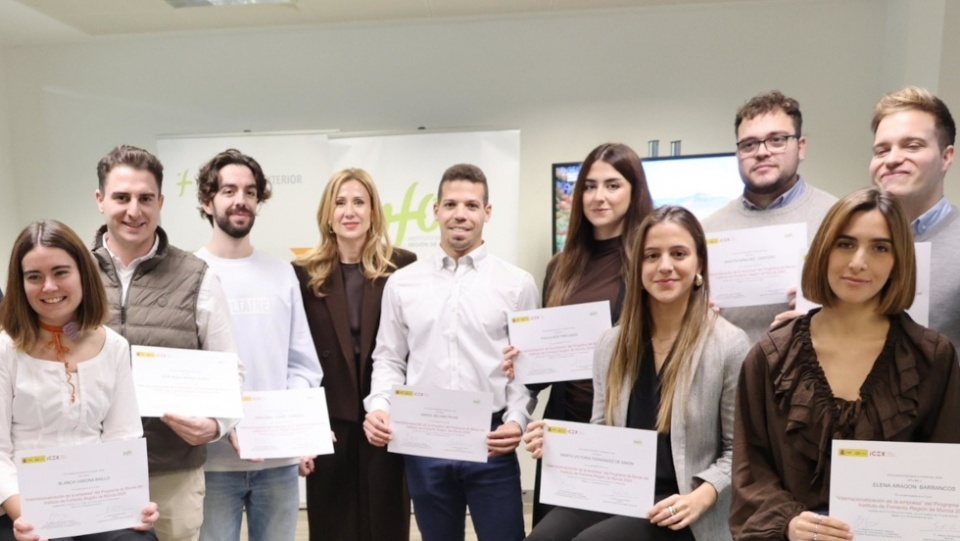 Acto de entrega de diplomas a los becarios de internacionalizaci&oacute;n.