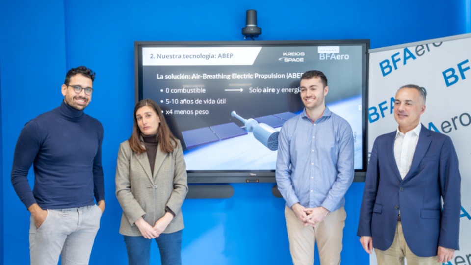 La directora general de Estrategia Industrial y Suelo Empresarial, Margarita Ardao, se re&uacute;ne con los promotores de la startup.