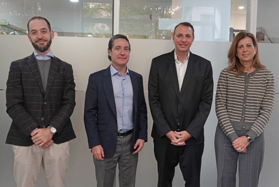 Marcos Martínez, analista de Inversiones de COFIDES; José Luis Ocasar, director del área de Participaciones en Capital de COFIDES; Yann Gaslain, CEO de Procare Health; y Ana Cebrián, directora del área de Operaciones de Marcos Martínez, analista de Inversiones de COFIDES; José Luis Ocasar, director del área de Participaciones en Capital de COFIDES; Yann Gaslain, CEO de Procare Health; y Ana Cebrián, directora del área de Operaciones de