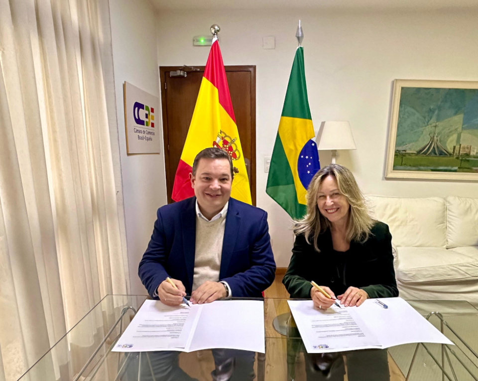 Mariano Rodr&iacute;guez, presidente de AEVEA, y Trinidad Jim&eacute;nez, presidenta de la CCBE.