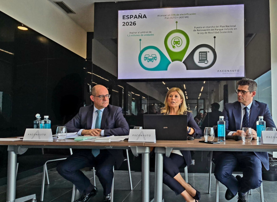 Jos&eacute; Ignacio Moya, director general de Faconauto, Marta Bl&aacute;zquez, presidenta de Faconauto y Ra&uacute;l Morales, director de comunicaci&oacute;n de Faconauto durante el encuentro.