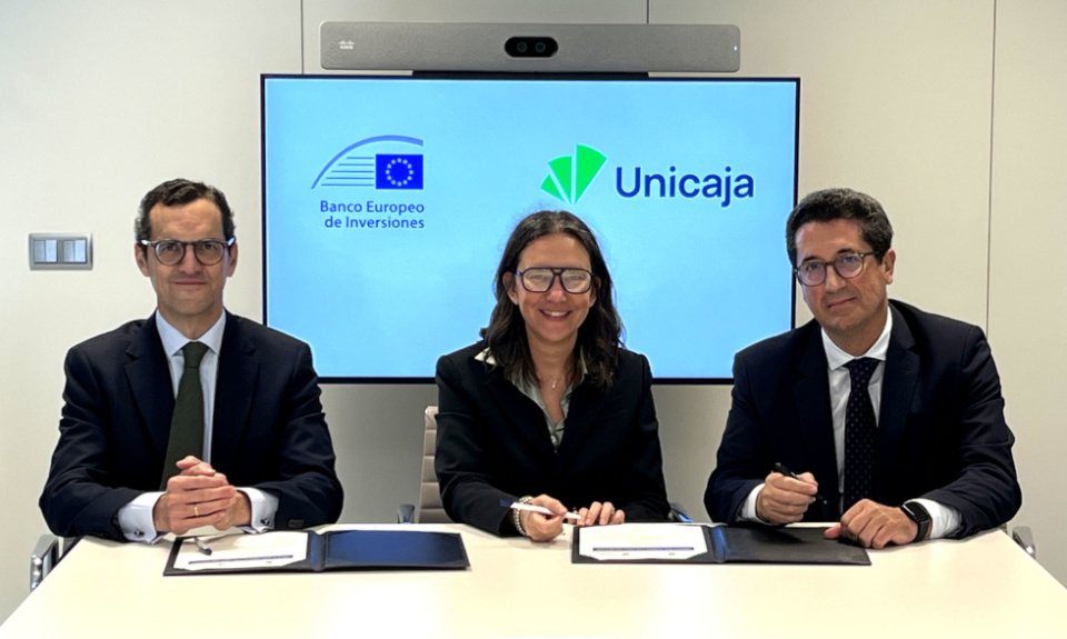 Jesús Ruano, Dir. Gral. de Negocio de Empresas de Unicaja; Gemma Feliciani, directora de Instituciones Financieras del BEI, y Javier Pérez, Dir. Gral. de Riesgo de Crédito y ESG de Unicaja. Jesús Ruano, Dir. Gral. de Negocio de Empresas de Unicaja; Gemma Feliciani, directora de Instituciones Financieras del BEI, y Javier Pérez, Dir. Gral. de Riesgo de Crédito y ESG de Unicaja.