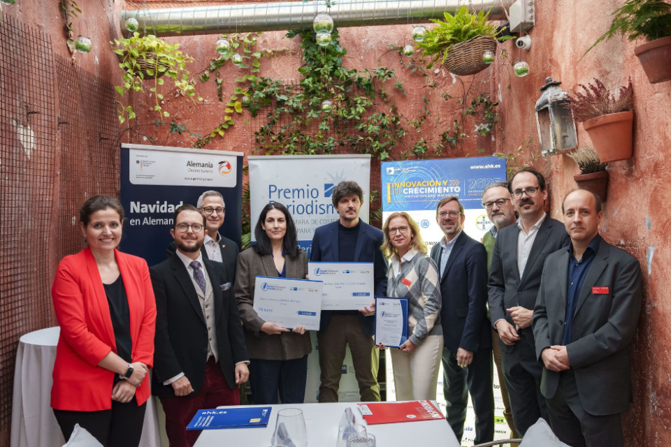 Foto de familia de los ganadores y del jurado del VIII Premio de Periodismo de la Cámara Alemana. Foto de familia de los ganadores y del jurado del VIII Premio de Periodismo de la Cámara Alemana.