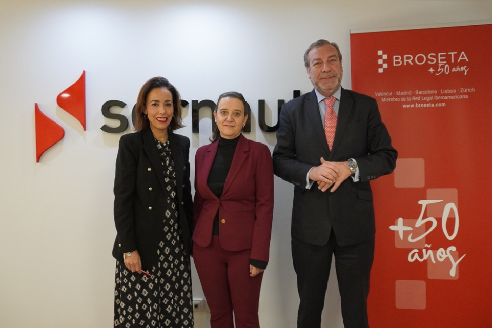 Cristina San Mart&iacute;n, directora de Coordinaci&oacute;n, Proyectos y Servicios de SERNAUTO; Rosa Vidal, socia directora de BROSETA, y Jos&eacute; Portilla, director general de SERNAUTO.
